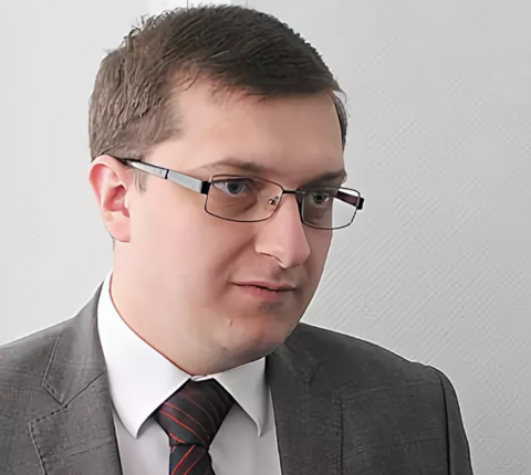 Черемушкинский суд Москвы в декабре 2018 года заочно арестовал Хенкина, обвиняемого по делу о хищении денежных средств из Росэнергобанка.