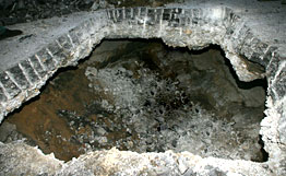 Три ямы до 2 м в диаметре образовались в центре Москвы из-за провала грунта