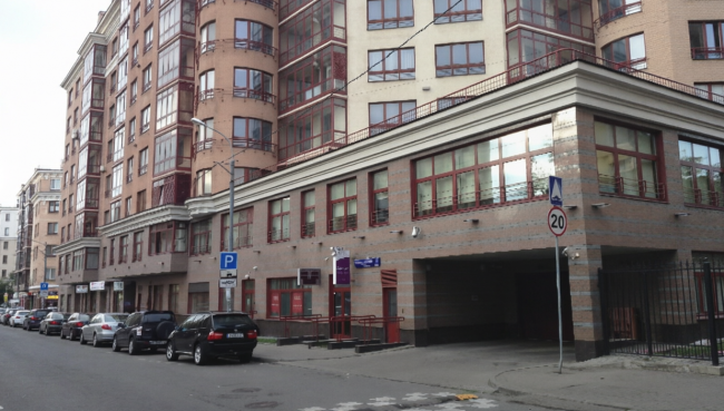 Москва, Большой Тишинский переулок д. 10 стр.1, помещение под банк площадь 296,5 кв.м БАНКОВСКОЕ ОБОРУДОВАНИЕ: ДВА укрепленных депозитария, оборудованных банковскими ячейками различных размеров 400-500 ячеек, Бронированный кассовый узел с двумя окнами для работы с клиентами.