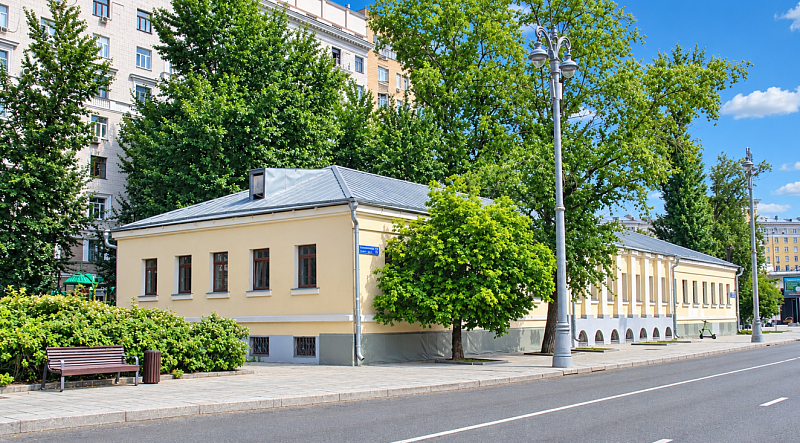 Нежилое здание 1044 кв.м с участком 724 кв.м,  наб. Гончарная, д. 3 стр. 1